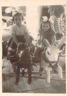 Belle Photo Originale D'amateur Deux Petites Filles Dans Un Manège à Pompon De Fête Foraine Petite Chèvre Et Taureau - Anonyme Personen