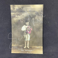 #CPA.369 - Un Bonjour 1914 - Enfant Petit Garçon Fleurs Bouquet - Souvenir De...