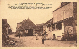 Brançion * Place * Les Halles Et L'ancien Café Du Centre * Villageois - Autres & Non Classés
