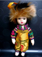 CHINE  Poupée Folklorique Chinoise Porcelaine Porcelain Chinese Folk Doll - Dolls