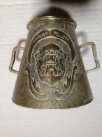 UN PETIT POT  CONIQUE EN LAITON - ARMORIES ET FLEUR DE LYS - Coppers