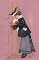 Illustration Non Signée - Femme En Robe Rentre Chez Elle - Chapeau - Carte Postale Ancienne - Unclassified