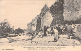 GRECE - SALONIQUE - Une Fontaine Aux Pieds Des Remparts - Edition Française - Carte Postale Ancienne - Grèce