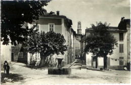 Les Arcs Sur Argens. Place Paul Simon. Cpsm Pt Format Légèrement Animée. - Les Arcs