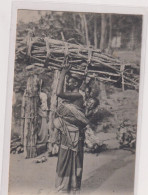 CPA-OUGANDA-WOMAN SELLING FIREWOOD-ENFANTS-BOIS - Oeganda