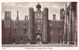 ROYAUME-UNIS - Angleterre - The Clock Court - Hampton Court Palace - Carte Postale Ancienne - Norway
