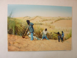 Mauritanie - Sortie De Nouakchott Les Vents De Sable Sont Omni Présents - L'homme Défie Le Désert Pour Survivre. - Mauritanie