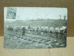 Soldats à La Pose Des Rails Pour Voies De Chemin De Fer Carte Photo à Identifier - To Identify