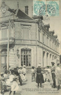 LES SABLES D'OLONNE (Vendée) - L'hôtel Des Postes. Les Sablaises En Costume De Tous Les Jours. - Poste & Facteurs