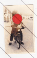 Photo Carte - Jeune Homme Sur Une Mobylette - Oldtimer - Foire De FLORENVILLE Mai 1960 (B328) - Florenville