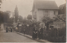 On Pose Devant La Maison G.GALLET , Jardinier-Fleuriste - Vins Et Liqueurs - ( Carte Photo  ) - To Identify