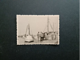 Gruppe Von Fischern Am Fischereihafen, Fischkutter, Sw-Fotografie 7 X 10 Cm - Profesiones