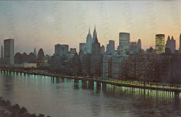 CARTOLINA  NEW YORK CITY,NEW YORK,STATI UNITI-VIEW FROM THE QUEENSBORO BRIDGE LOOKING ACROSS THE EAST RIVER,NON VIAGGIAT - Ponti E Gallerie