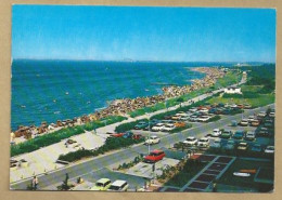 DE.- DUITSLAND. OSTSEEBAD HEILIGENHAFEN. BLICK AUF DEN STRAND UND DIE FEHMARNSUNDBRUCKE. OLD CARS - Heiligenhafen