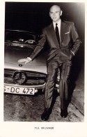 CELEBRITES - Yul Brunner Devant Une Voiture - Carte Postale Ancienne - Otros & Sin Clasificación