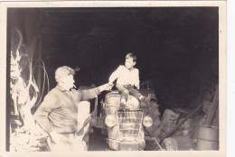 Cpa / Carte Photo - Enfant Sur Tracteur - Tracteurs