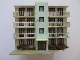 MODELISME FERROVIAIRE: MAQUETTE PETIT IMMEUBLE MODERNE DES ANNÉES '70  (FORMAT HO) - Decorazione