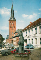 D-24306 Plön Am See - Markt - Kirche - Bank - "Gänseliesel-Brunnen" - Cars - Renault Major - VW Käfer - Ploen