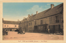 02 - AISNE - VIC-SUR-AISNE - La Place - Colorisée - Animation Devant Auberge - 10311 - Vic Sur Aisne