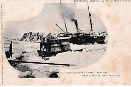 EXPEDITION ANDRE AU POLE NORD  1897       DEBARQUEMENT  DE LA CAISSE CONTENANT LE BALLON   PRECURSEUR - TAAF : Territorios Australes Franceses
