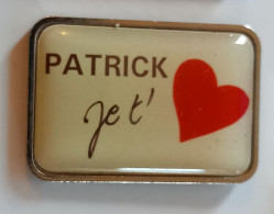 XX551 Pin's Prénom PATRICK Je T'aime !! Bruel ? Ou Tout Autre Patrick Dans Votre Cœur Achat Immédiat - Personnes Célèbres