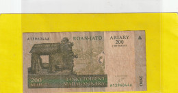 BANKY FOIBEN'I MADAGASIKARA  .  200 ARIARY  -  1.000 FRANCS  .  2004  .  N° A 1396044 A .  2 SCANES - Madagascar