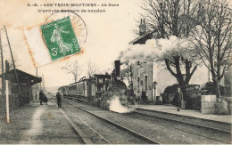 Les Trois Moutiers * La Gare , L'arrivée Du Train De Loudun * Locomotive Machine Ligne Chemin De Fer Vienne - Les Trois Moutiers