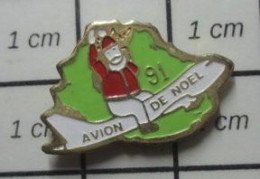 310B Pin's Pins / Beau Et Rare / NOEL / PERE NOEL A CHEVAL SUR UN BOEING 747 AVION DE NOEL 91 - Kerstmis