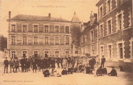 Romorantin * La Cour Du Collège * école * Groupe D'élèves - Romorantin