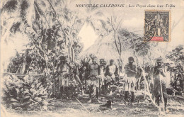 NOUVELLE CALEDONIE - Les Poyes Dans Leur Tribu - Carte Postale Ancienne - Nouvelle Calédonie