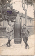 MILITARIA - Photographie De 2 Militaires Accoudés à Un Obus De 520 - Souvenir Du Camp De Mailly - Carte Postale Ancienne - Sonstige & Ohne Zuordnung