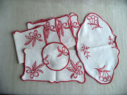 Lot Napperons Serviettes Brodés Main Rouge Sur Coton Lin Blanc Motif Cerise Amande.Voir Détail. - Tafelkleden