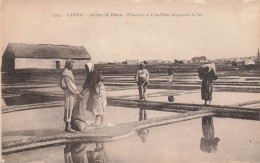 Carnac * Salines Du Bréno * Paludiers Et Paludières Ramassant Le Sel * Marais Salants - Carnac