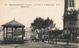 Châtellerault * La Place De La République * Kiosque à Musique - Chatellerault