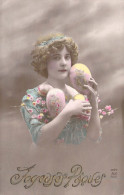 PAQUES - Jeune Femme Qui Tient Des Oeufs Dans Ses Mains - Joyeuses Pâques - Carte Postale Ancienne - Easter