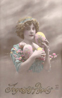 PAQUES - Jeune Femme Qui Tient Des Oeufs Dans Ses Mains - Joyeuses Pâques - Carte Postale Ancienne - Pâques