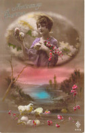 PAQUES - Femme Qui Tient Des Oeufs Dans Ses Mains - Poussins - Joyeuses Pâques - Carte Postale Ancienne - Easter