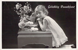 Pâques - Fillette Et Ses Poussins - Fleurs - Oeufs - Carte Postale Ancienne - Pâques