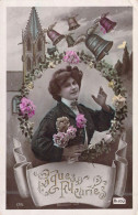 PAQUES - Jeune Femme - Fleur - Cloche Paques Fleuries - Carte Postale Ancienne - Pasen