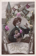 PAQUES - Jeune Femme - Fleur - Cloche Paques Fleuries - Carte Postale Ancienne - Pâques