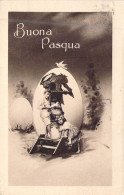 PAQUES - Enfant Qui Construit Un Nid D'oiseau Dans Une Coquille D'oeuf - Buona Pasqua - Carte Postale Ancienne - Easter