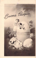 PAQUES - Petite Fille Qui Récolte Des Fleurs Dans Une Coquille D'oeuf - Buona Pasqua - Carte Postale Ancienne - Pâques