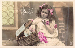 PAQUES - Enfant Qui Trouve Les Oeufs Dans Un Panier En Osier - Joyeuses Paques - Carte Postale Ancienne - Easter