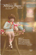 PAQUES - Enfant Assis Sur Une Table Avec Un Panier D'oeuf - Heureuse Paques - Carte Postale Ancienne - Pasen