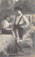PAQUES - Jeune Garçon Qui Regarde Une Jeune Fille - Mouton - Heureuses Paques - Carte Postale Ancienne - Pascua