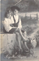 PAQUES - Jeune Garçon Qui Prend Une Jeune Fille Dans Ses Bras - Mouton - Heureuses Paques - Carte Postale Ancienne - Pasen