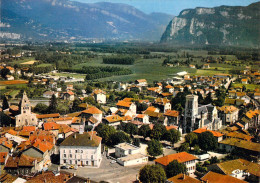 38 - Moirans - Vue Générale Aérienne, Le Centre Ville, La Nouvelle Et La Vieille église (XIe Siècle) - Moirans