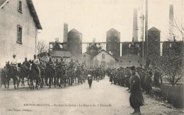 Neuves Maisons * Pendant La Grève * Le Départ Du 5ème Régiment De Hussards * Passage De Troupes * Manifestation - Neuves Maisons