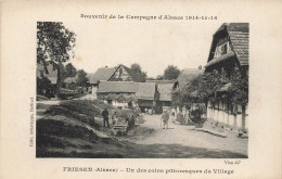 Friesen * Rue Place Et Un Coin Pittoresque Du Village - Andere & Zonder Classificatie