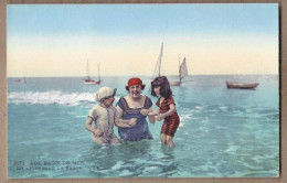 CPA BORD DE MER - AUX BAINS DE MER - En Attendant La Vague - TB PLAN FEMME Et Enfants En Maillot De Bain - Natation